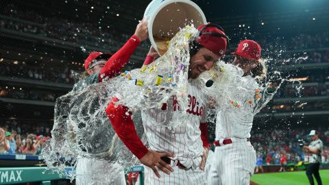 El equipo completo de Philadelphia Phillies celebró por todo lo alto el no hit no run de Lorenzen.
