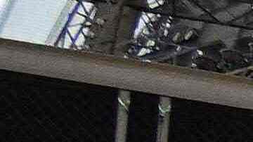 Cuerpos de emergencia en la base de la Torre Eiffel.