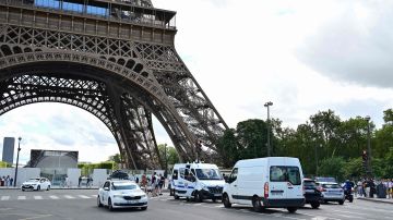 Cuerpos de emergencia en la base de la Torre Eiffel.