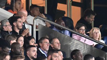 Kylian Mbappé es captado dentro del público en el encuentro entre PSG y Lorient.
