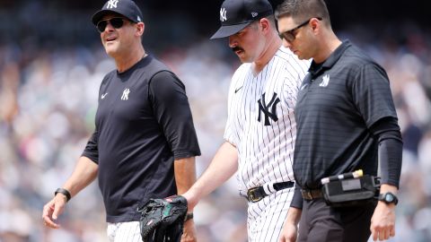 Carlos Rodón (C) abandona el encuentro ante Houston Astros con el cuerpo médico de Yankees.