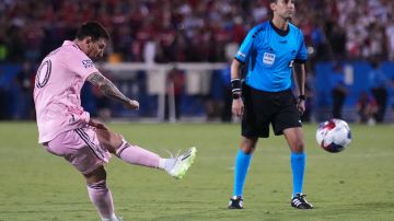 Lionel Messi ejecuta el tiro libre que dio el agónico empate ante FC Dallas.