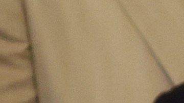 Joe Biden (L) posa con el presente de Houston Astros entregado por el mánager de la divisa, Dusty Baker.