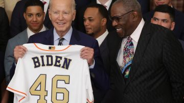 Joe Biden (L) posa con el presente de Houston Astros entregado por el mánager de la divisa, Dusty Baker.