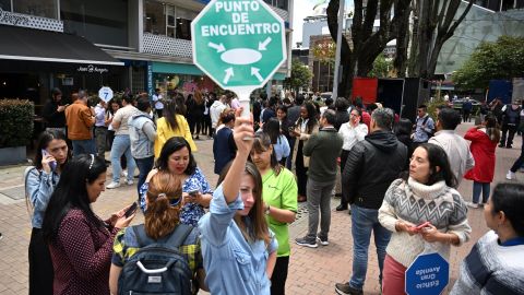 Personas desalojando inmuebles en Bogotá tras un temblor de 6.1.