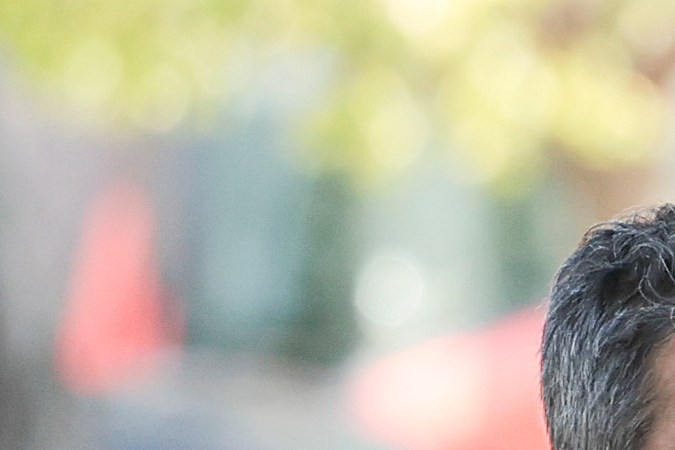Los abogados del ex presidente de los Estados Unidos, Donald Trump, Todd Blanche (R) y John Lauro (L) llegan al Palacio de Justicia de los Estados Unidos.