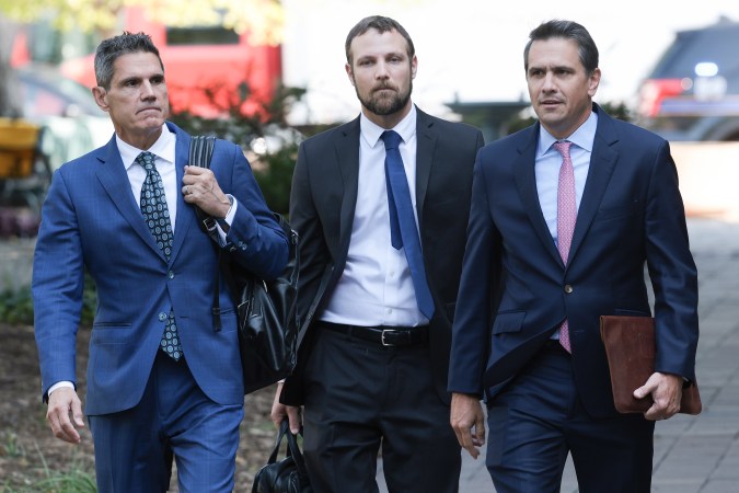 Los abogados del ex presidente de los Estados Unidos, Donald Trump, Todd Blanche (R) y John Lauro (L) llegan al Palacio de Justicia de los Estados Unidos.