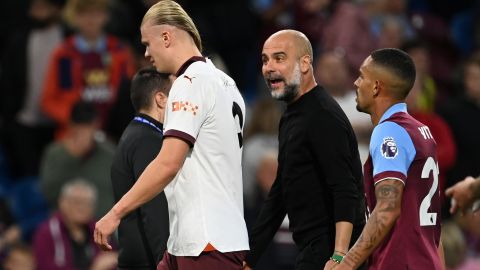 Erling Haaland y Pep Guardiola discutiendo luego del partido ante el Burnley.