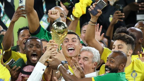 Cristiano Ronaldo y el Al-Nassr levantan el Campeonato de Clubes árabe.