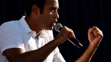 Aspirante presidencial Vivek Ramaswamy afirma que no perseguirá a la familia Biden si es electo
