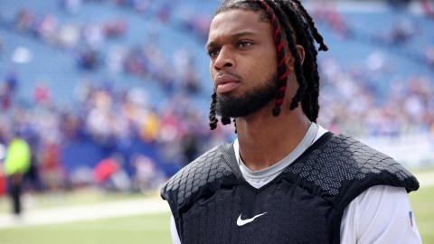 Damar Hamlin durante el calentamiento del encuentro.