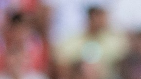 Jude Bellingham (C) y Vinícius Jr. (R), hablan luego del segundo gol del volante inglés.