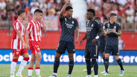 Jude Bellingham (C) y Vinícius Jr. (R), hablan luego del segundo gol del volante inglés.