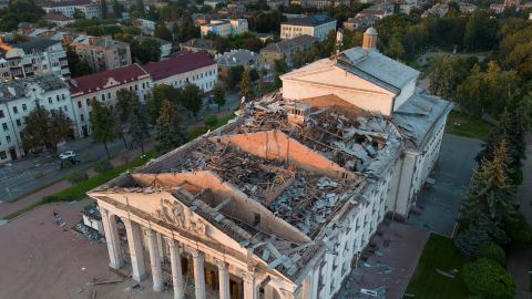 El teatro de Chernihiv después del ataque ruso con misiles.