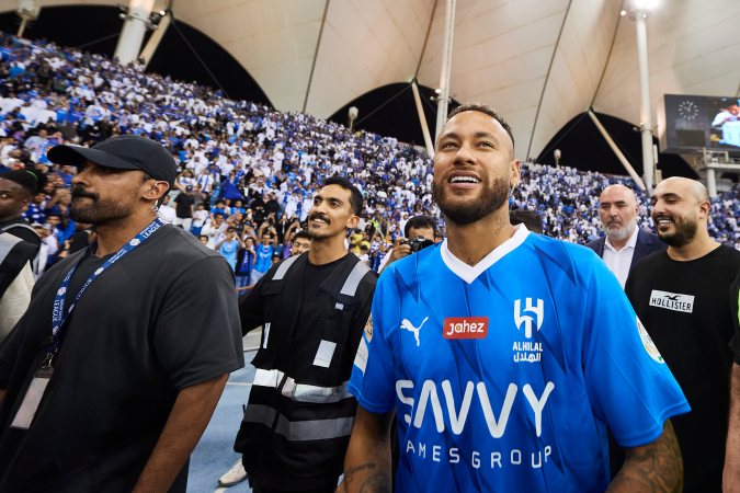 Neymar recorre el estadio del Al-Hilal durante su presentación con el conjunto saudí.