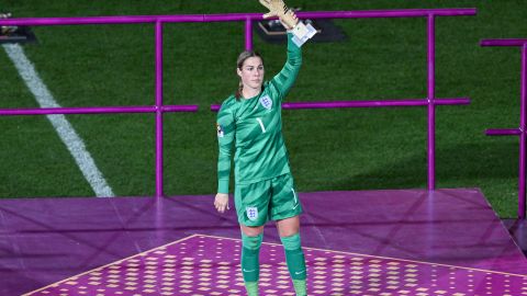 Mary Earps celebra con su premio Golden Glove del Mundial de Australia y Nueva Zelanda 2023.