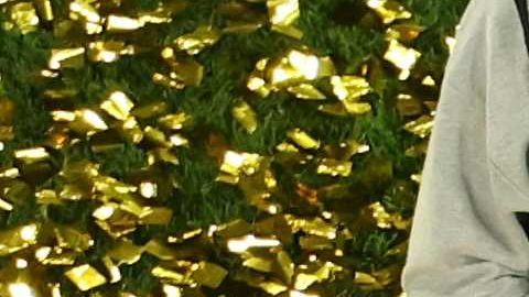 Jennifer Hermoso posa con la Copa del Mundo frente a los camarógrafos.