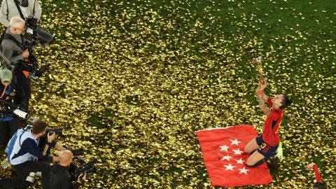 Jennifer Hermoso posa con la Copa del Mundo frente a los camarógrafos.