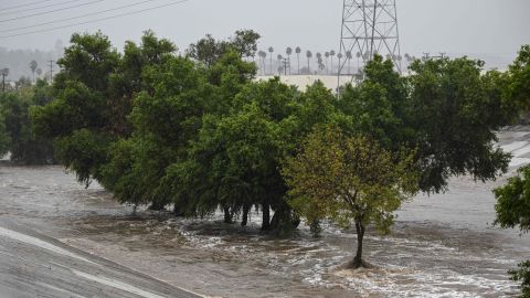 Las corrientes de agua generadas por las fuertes lluvias ha ocasionado accidentes de tránsito fatales.