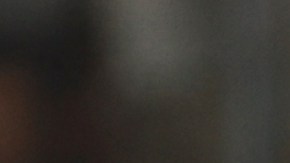 Cesar Soto Grado, principal del encuentro, revisa el posible penal sobre Ronald Araujo en el VAR.