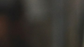 Cesar Soto Grado, principal del encuentro, revisa el posible penal sobre Ronald Araujo en el VAR.