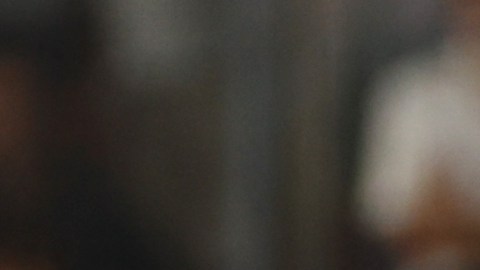 Cesar Soto Grado, principal del encuentro, revisa el posible penal sobre Ronald Araujo en el VAR.
