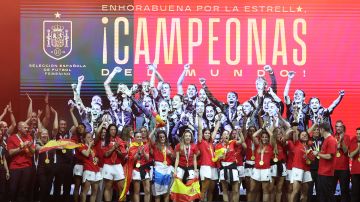 Jugadoras de España celebran en la tarima su campeonato del mundo.