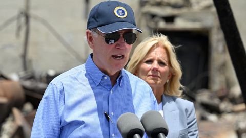 Biden ofreció su discurso al lado de un árbol centenario que resultó dañado por las llamaradas y que era una de las principales atracciones de la ciudad.