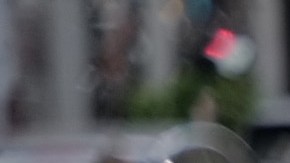 Inmigrantes recién llegados esperan afuera del Hotel Roosevelt en Nueva York el 14 de agosto de 2023.