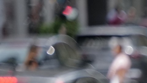 Inmigrantes recién llegados esperan afuera del Hotel Roosevelt en Nueva York el 14 de agosto de 2023.
