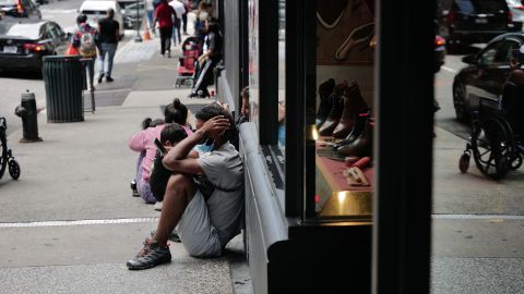 Inmigrantes recién llegados esperan afuera del Hotel Roosevelt en Nueva York el 14 de agosto de 2023.