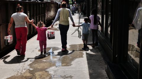 Migrantes recién llegados están recibiendo clases de inglés en el Centro Internacional.