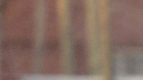 Un oficial de policía de la provincia de Buenos Aires custodia un supermercado 'Dia' después de que fue saqueado.