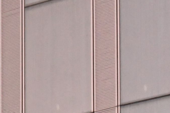 Una mujer inspecciona los daños sufridos por un edificio del Centro Internacional de Negocios de Moscú. (Foto de NATALIA KOLESNIKOVA / AFP vía Getty Images)