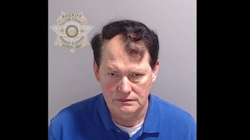 Smith se entregó el 23 de agosto a una cárcel del condado de Fulton y fue liberado con una fianza de $50,000 dólares.