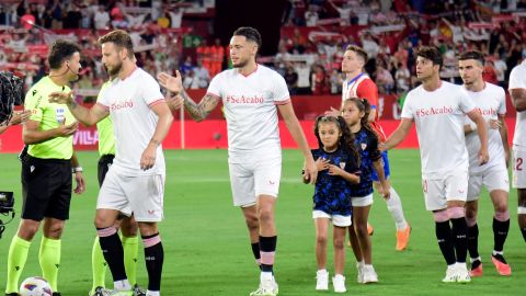 Cadiz salió al campo con pancarta "Todos somos Jenni" y Sevilla con camiseta "Se acabó" para mostrar su apoyo a Jenni Hermoso