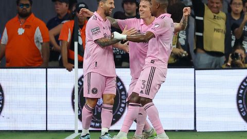 Lionel Messi y sus compañeros celebran el primer gol del Inter Miami.