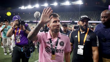 Lionel Messi saluda al público luego del partido entre el Inter Miami y el Nashville por la final de la Leagues Cup 2023.