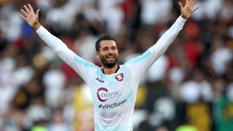 Antonio Candreva celebra uno de los dos goles que anotó frente al AS Roma.