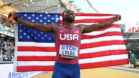 El estadounidense logró conquistar el oro con un tiempo de 9.83 segundos.