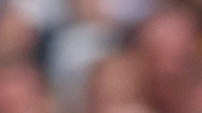 Moisés Caicedo escucha las indicaciones del técnico Mauricio Pochettino.