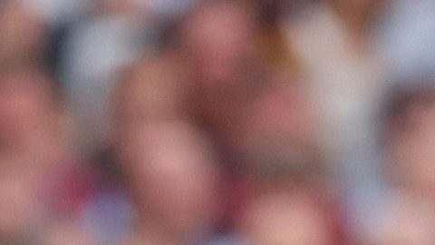 Moisés Caicedo escucha las indicaciones del técnico Mauricio Pochettino.