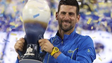 Novak Djokovic alza el trofeo del Western & Southern Open.