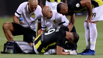Cuerpo médico del Al-Ittihad atiende la lesión de Karim Benzema.