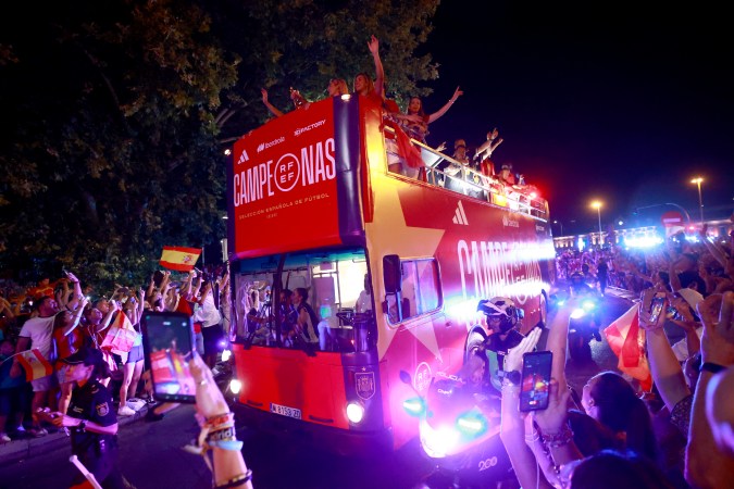 Jugadoras de la selección femenil de España celebran con los fanáticos mientras se desplazan por Madrid en un autobús descapotable. FOTO: Gonzalo Arroyo Moreno/Getty Images.