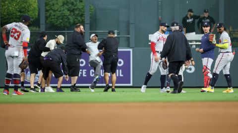 Seguridad del Coors Field retira al fanático que intentó conocer y que derribó a Ronald Acuña Jr.