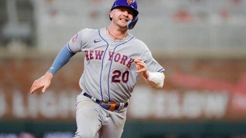 Pete Alonso corre las bases al conectar un doble frente a Atlanta Braves.