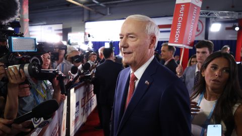 Asa Hutchinson: ¿el único aspirante presidencial republicano que no apoyaría la nominación de Trump?