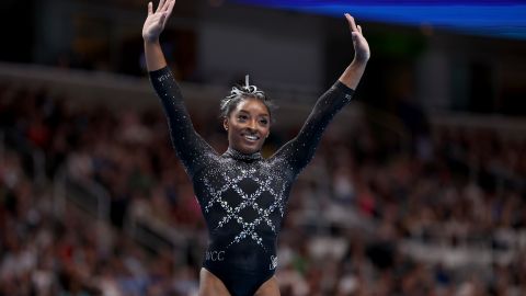 Simone Biles agradece los aplausos del público tras una de sus presentaciones de gimnasia.