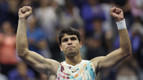 Carlos Alcaraz mantiene su paso firme en el Abierto de EE.UU. con cómodo triunfo ante Lloyd Harris